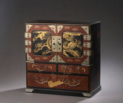 JAPON XIXe siècle. JAPAN, 19th century

Small cabinet opening in front with three

drawers...