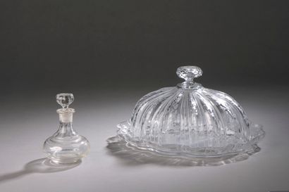 PLATEAU et sa CLOCHE en cristal Crystal tray with scalloped edges and its

bell with...
