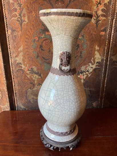CHINE - XIXe siècle CHINE, XIXe siècle

Important vase balustre en porcelaine émaillée

craquelée...