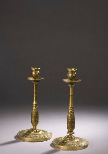 PAIRE DE BOUGEOIRS A pair of gilt bronze candlesticks

chased, 19th century

H. 26...