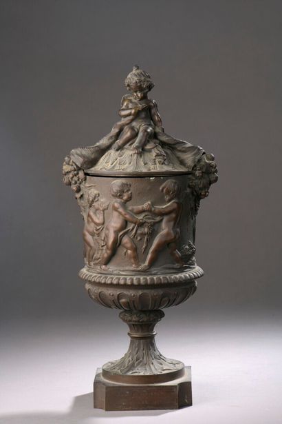 COUPE de prix en bronze A bronze covered PRIZE CUP, 19th century

With a rotating...