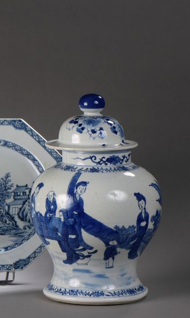 CHINE - XIXe siècle CHINA, 19th century

Porcelain covered pot of baluster shape

with...