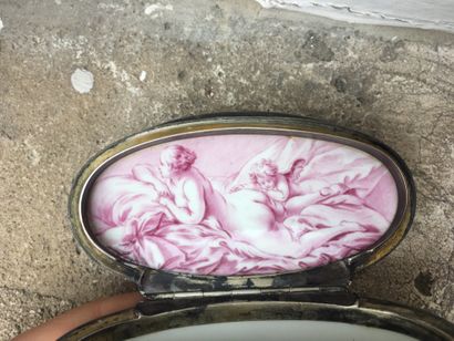 null Petite boîte ovale en porcelaine,

probablement Allemagne, XVIIIe siècle

À...
