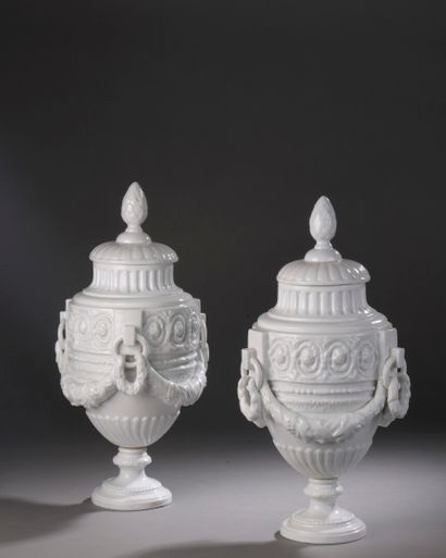 CAPO DI MONTE CAPO DI MONTE, 19th century

Two covered vases in white porcelain,...