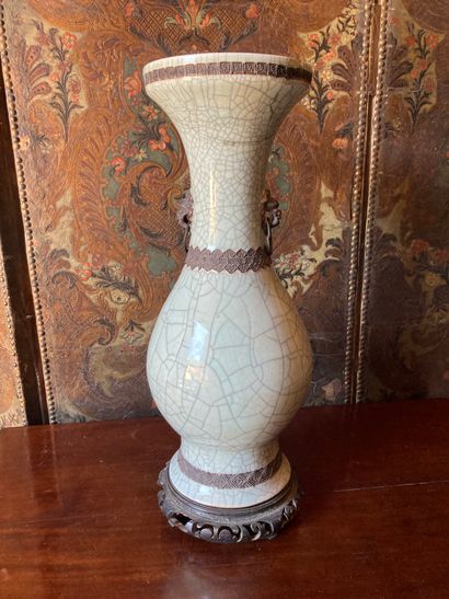 CHINE - XIXe siècle CHINA, 19th century

Large baluster vase in celadon enameled...