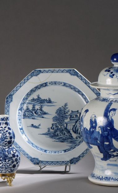 CHINE, XVIIIe SIÈCLE CHINA, 18th century

Octagonal porcelain dish with blue monochrome

blue...