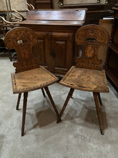 Paire de chaises Pair of moulded and inlaid wood chairs

inlaid wood, Switzerland,...