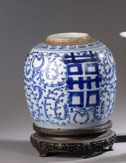 CHINE XIXe siècle CHINA, 19th century

Large porcelain ginger pot with blue monochrome

blue...