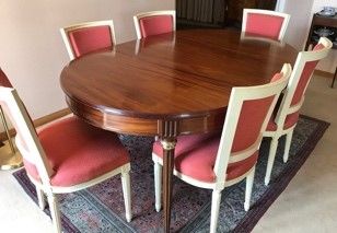 TABLE de salle à manger & six CHAISES Mahogany and mahogany veneer dining table

mahogany...