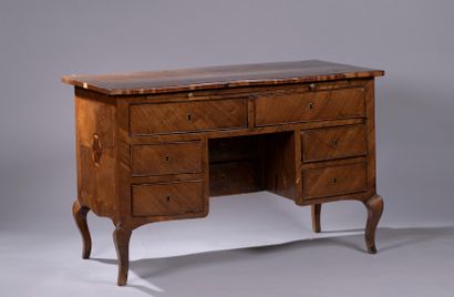 BUREAU de milieu Middle desk in marquetry and wood

and veneer, 18th century

It...