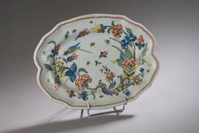 Manufacture de Rouen ROUEN, 18th century

Earthenware dish with scalloped edges decorated

polychrome...