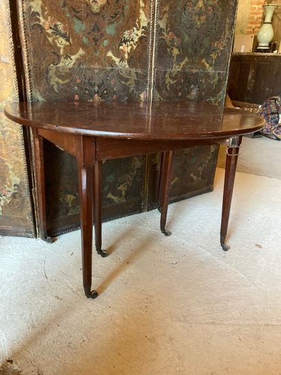 Table en acajou Mahogany and mahogany veneer table with

flaps, 19th century

Six...
