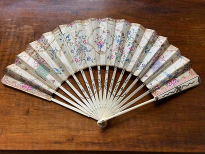 EVENTAIL XVIIIe siècle Sixteen-strand bone fan, 18th century

Decorated in silver...