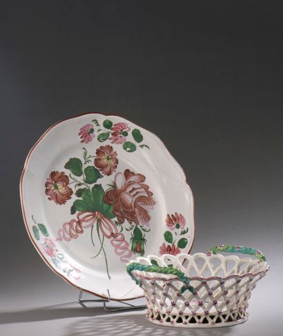 CORBEILLE en faïence Earthenware basket with polychrome decoration

of flowers, the...