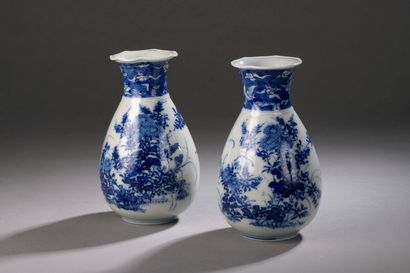 CHINE XIXe siècle. CHINA, 19th century

Pair of porcelain vases with flared and hemmed...