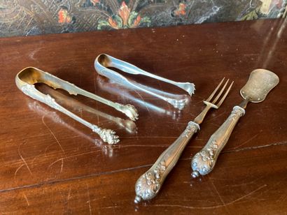 PINCES A SUCRE & SERVICE A BONBON Lot including two sugar tongs in

silver 950.

Minerve...