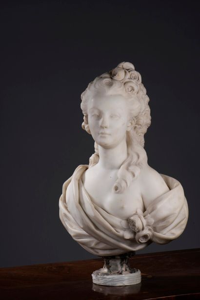 BUSTE en marbre blanc Bust of a young woman, 19th century in the

in the 18th century...