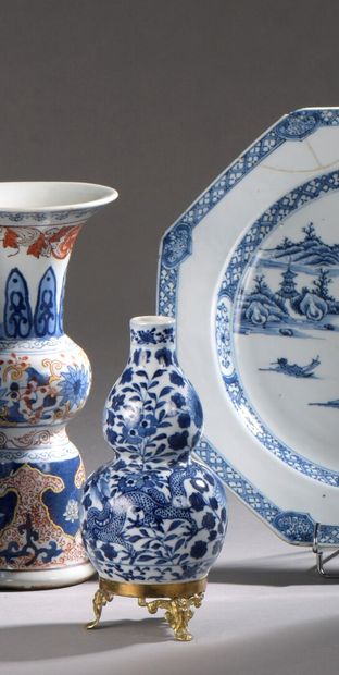 CHINE -XIXe siècle CHINE, XIXe siècle

Vase gourde en porcelaine à décor en

camaïeu...