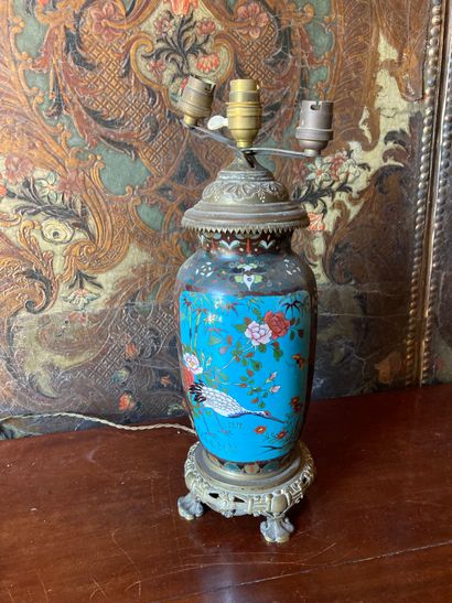 CHINE - XXe siècle. CHINE - XXe siècle.

Vase en cloisonné à décor d'échassier, branches

fleuries...