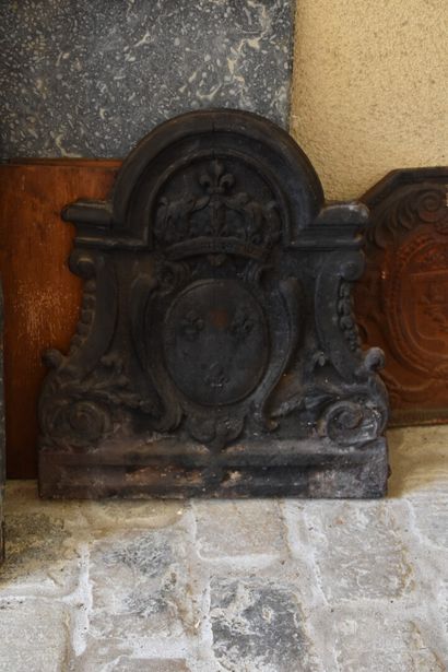  Plaque de cheminée en fonte de fer, XVIIIe siècle 
Aux armes de la France 
H. 63...
