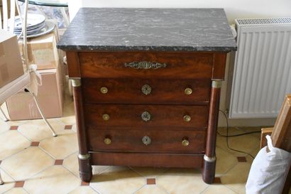 null Small mahogany and mahogany veneer chest of drawers from the Empire period

Opening...