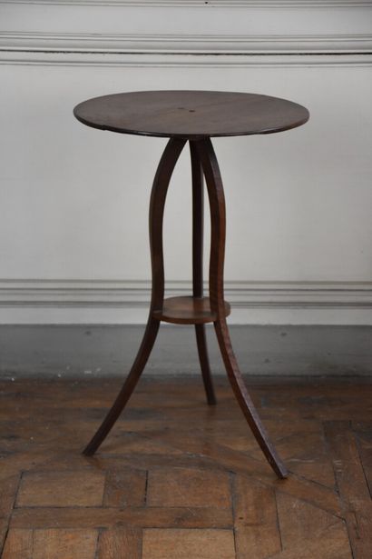 null Mahogany pedestal table 19th century 

Standing on three double-curved legs...