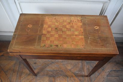 null A late Louis XVI period wood veneer game table 

H. 73,5 W. 78 D.39 cm