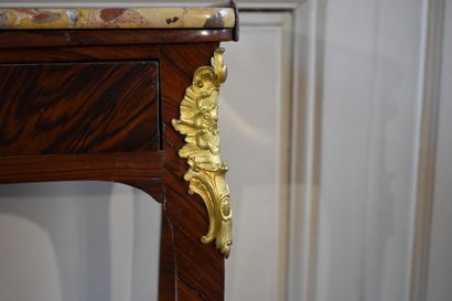 null Console en placage de palissandre, estampillée J. F DUBUT d'époque Louis XV

Ouvrant...