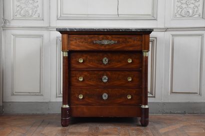 null Petite commode en acajou et plaquage d'acajou d'époque Empire

Ouvrant à quatre...