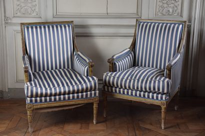 null A pair of Louis XVI style moulded, carved and grey lacquered wood bergères,...