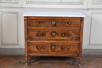 Small moulded walnut chest of drawers Louis...