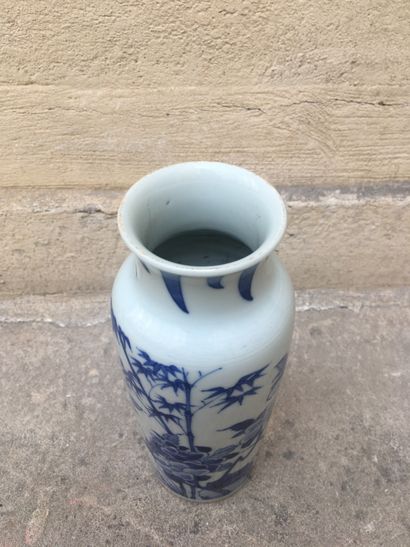 null China, 19th century

Small vase with blue and white decoration

H.20,5 cm