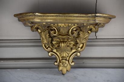 null Console en bois et stuc doré, époque Napoléon III

A décor feuillagé 

H. 29...