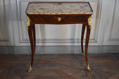 null Console en placage de palissandre, estampillée J. F DUBUT d'époque Louis XV

Ouvrant...