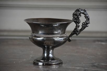  Chocolate cup in silver with Minerva mark 
Leafy handle 
Weight : 213 g.