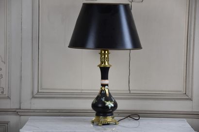null Oil lamp in lacquered porcelain and chased and gilded bronze 

With floral decoration...