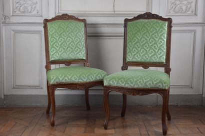 null Paire de chaises en bois naturel mouluré et sculpté, de style Louis XV

A décor...