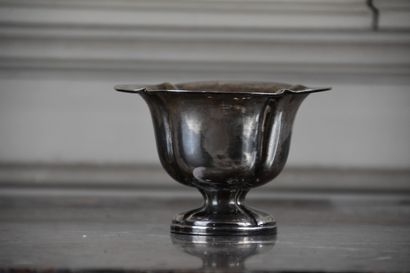 null Cup in silver with Minerva mark 

Of poly-lobed form 

Weight : 138 g.