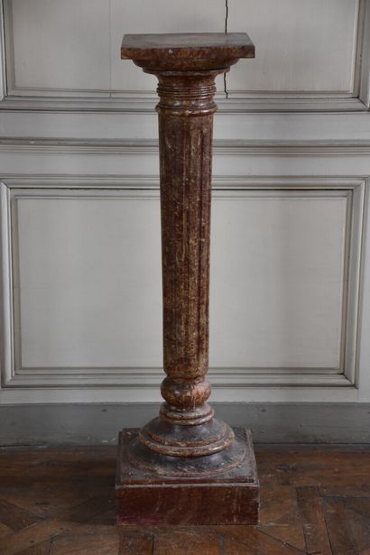 null Colonne formant sellette en bois mouluré et peint, XXe siècle

Décor à l'imitation...