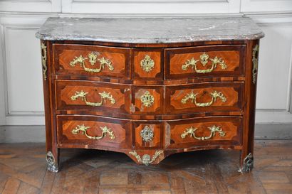 null 
Belle commode en placage de palissandre et bois de rose estampillée J.B FROMAGEAU...