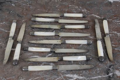 null Set of twelve knives, silver blade, Minerve mark 

Mother-of-pearl handle with...