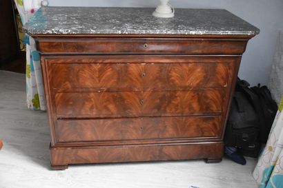 null Mahogany and mahogany veneer chest of drawers from the Louis-Philippe period...