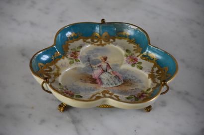 null Lot including a covered sugar bowl in Paris porcelain, gilt metal frame 

Two...