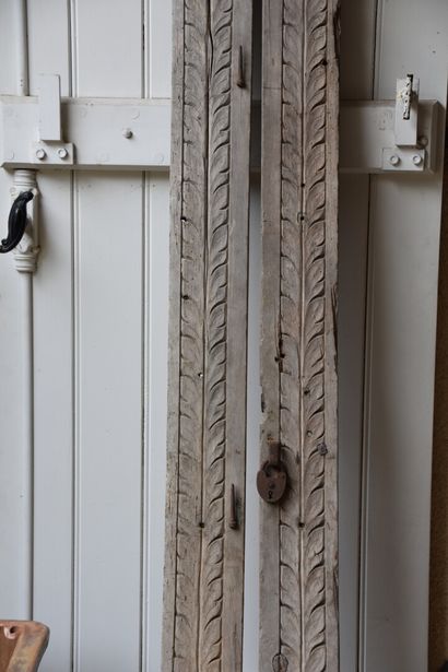 null Paire de traverses d'armoire en bois mouluré, sculpté et laqué, XVIIIe siècle...