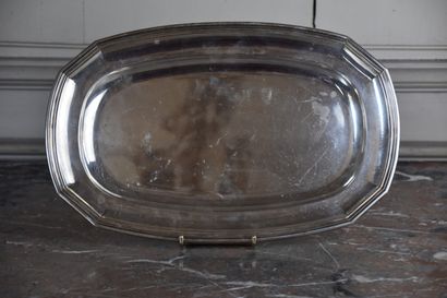 null Silver dish with Minerva mark 

With moulded edges

Weight : 893 g.