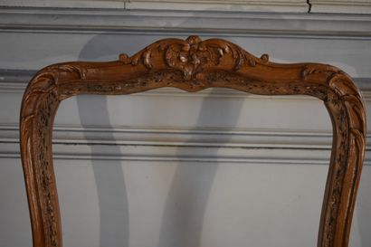 null Chaise en bois naturel mouluré et sculpté d'époque Louis XV

A décor de feuillage...