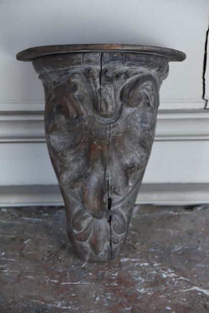 null Console d'applique en bois naturel mouluré et sculpté d'époque Louis XV 

A...