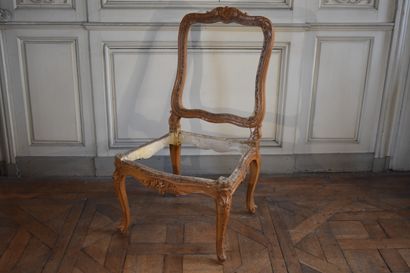 Chaise en bois naturel mouluré et sculpté...