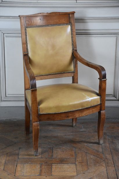 null Restoration period natural wood moulded armchair 

Resting on sabre back legs...