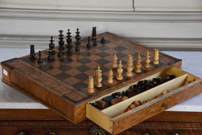 null Veneer travellers' chessboard, 19th century

Opening with two drawers, with...